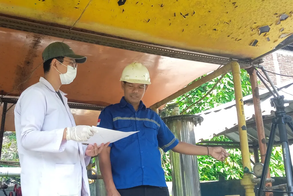 Pepen Sopendi (kiri) di IPAL limbah tahu Sumedang di Kampung Giriharja, Desa Kebonjati, Kecamatan Sumedang Utara. (Foto: Ekuatorial.com)