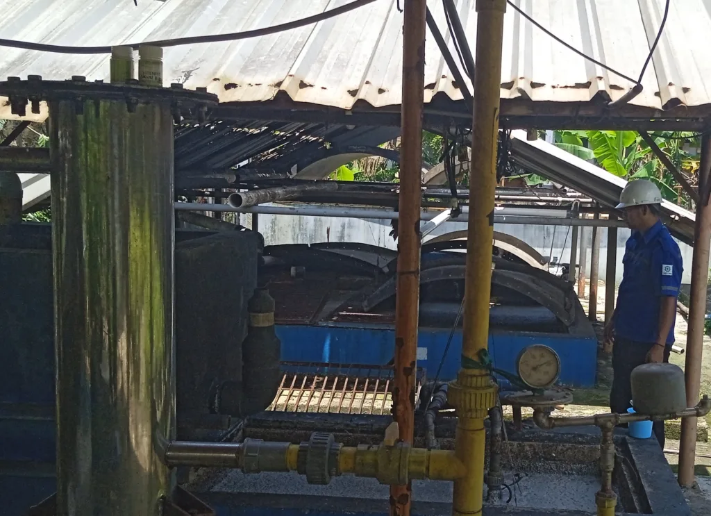 Pepen Sopendi (kiri) di IPAL limbah tahu Sumedang di Kampung Giriharja, Desa Kebonjati, Kecamatan Sumedang Utara. (Foto: Ekuatorial.com)