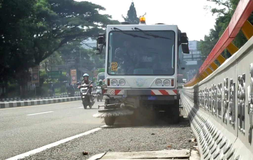 Sweeper truck dipakai untuk membersihkan jalan di Bandung. Dengan operator berpengalaman, sweeper truck mampu menyapu sampah dengan efisien.