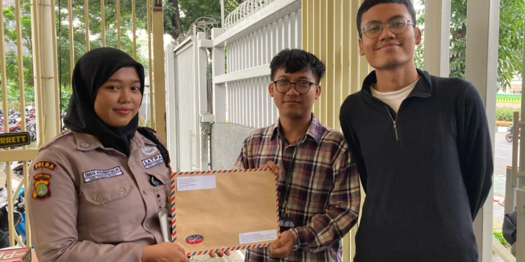 Penyerahan surat terbuka oleh salah satu anggota Global Alliance For Incinerator Alternatives (GAIA) Asia Pasifik yakni Aliansi Zero Waste Indonesia (AZWI) di Kantor Sekretariat ASEAN, Jakarta, Jumat (19/04/2024).