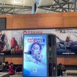 Spam billboard yang dilakukan para perusahaan dari industri plastik, saat putaran keempat perjanjian plastik global (INC4) di Ottawa, Canada. (Foto: Rahyang/AZWI)