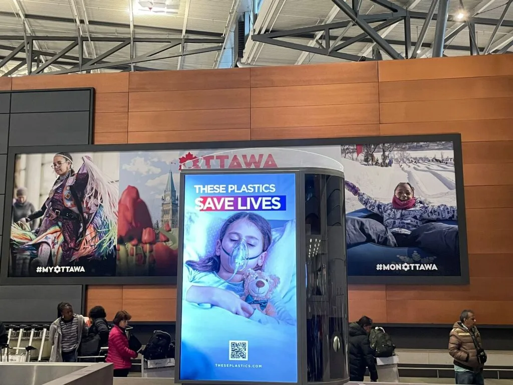 Spam billboard yang dilakukan para perusahaan dari industri plastik, saat putaran keempat perjanjian plastik global (INC4) di Ottawa, Canada. (Foto: Rahyang/AZWI)