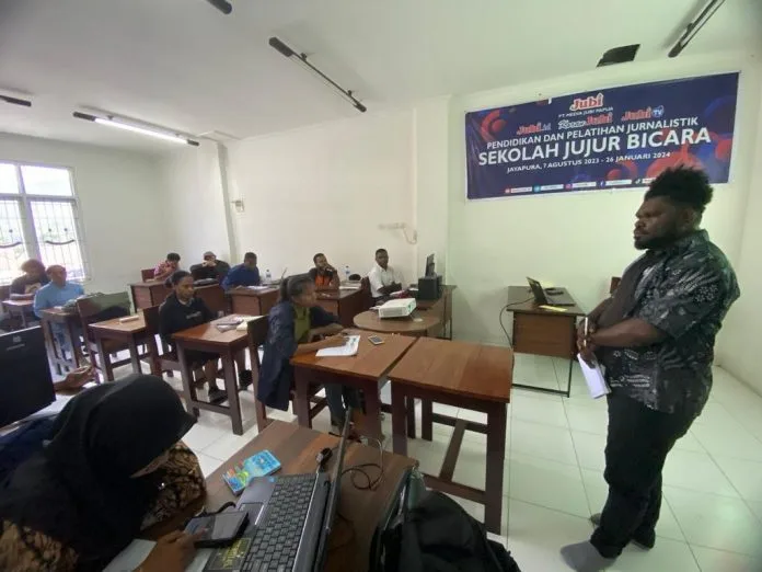 Lingkungan hidup dan perlindungan burung cenderawasih di tanah Papua terancam perkebunan sawit dan industri.