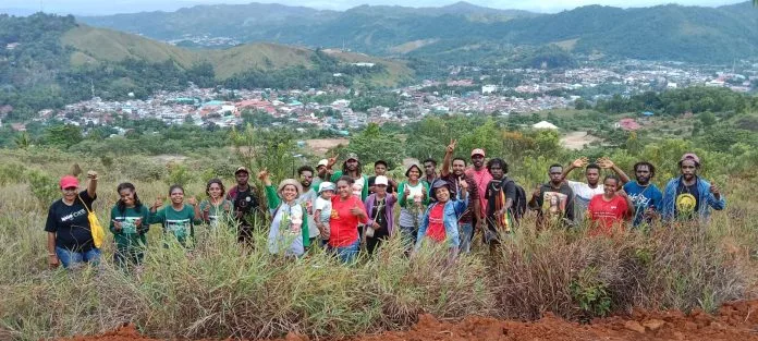 Penurunan debit air di kali Kamworker akibat berkurangnya luas hutan di Buper Distrik Heram, Papua. Penanaman ratusan pohon sebagai solusi dari Walhi Papua.