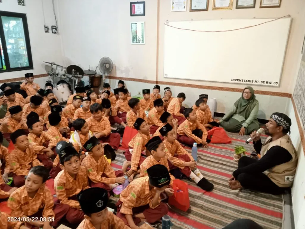 Gerkaan kampung SIBA KLASIK: pembelajaran pengelolaan sampah dan gerakan guna ulang untuk kurangi sampah plastik sekali pakai.