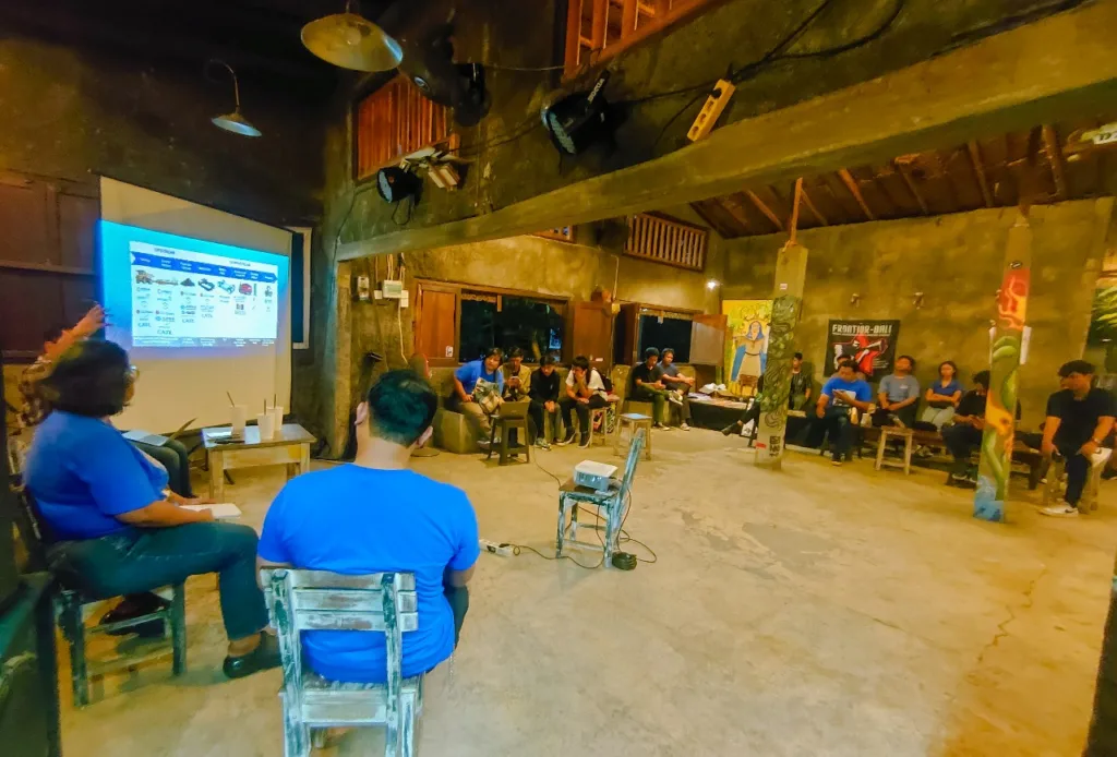 Masyarakat sipil berkumpul bersama dengan elemen warga lain di Haluan Coffee, Denpasar, Bali, membicarakan “Menakar Masa Depan Transisi Energi di Indonesia”. (Walhi Bali)
