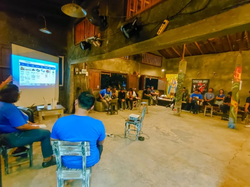 Masyarakat sipil berkumpul bersama dengan elemen warga lain di Haluan Coffee, Denpasar, Bali, membicarakan “Menakar Masa Depan Transisi Energi di Indonesia”. (Walhi Bali)
