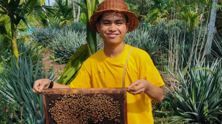 Dorel Efendi, kisah sukses mengembangkan usaha ternak lebah madu dengan Madunia. Baca wawancara lengkapnya di sini!