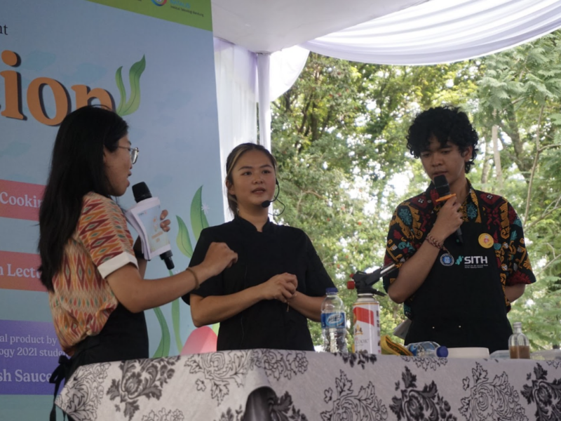 Chef Elin Sulivan (Master Chef Indonesia Season 5) menjadi bintang tamu utama dalam live cooking Fermenstation pada Jumat (14/06/2024). (Dok. Panitia/ITB)