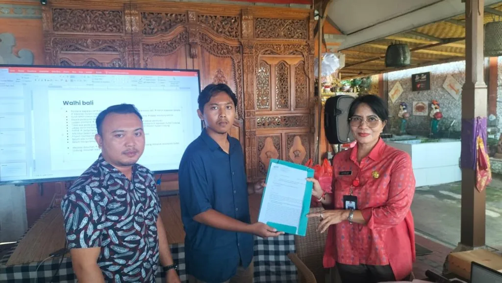 Penyerahan surat dari aktivis lingkungan ke Dinas Kehutanan dan Lingkungan Hidup (DKLH) Provinsi Bali. (WALHI Bali)