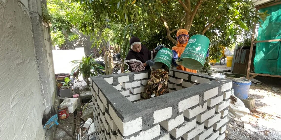 Kampung Zero Waste di Balongpanggang, Gresik: Mengelola sampah secara bijak dan berkelanjutan melalui pemilahan sampah dan pengelolaan sampah organik.