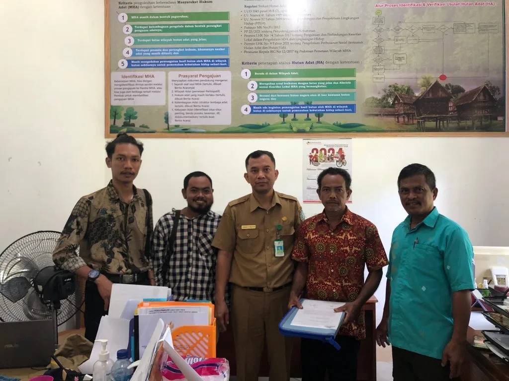 Komunitas Masyarakat Adat Dayak Tomun dari Desa Kubung menyerahkan Dokumen Permohonan Pengakuan dan Perlindungan MHA. Mereka berjuang untuk hak-hak adat dan perlindungan wilayah adat.