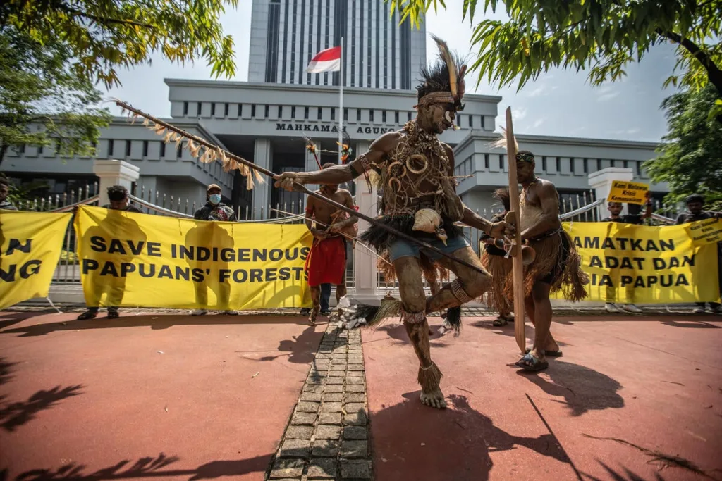 Suku Awyu dan suku Moi melakukan aksi damai di Mahkamah Agung Jakarta Pusat, 27 Mei 2024 lalu. (Foto: Jurnasyanto Sukarno / Greenpeace)