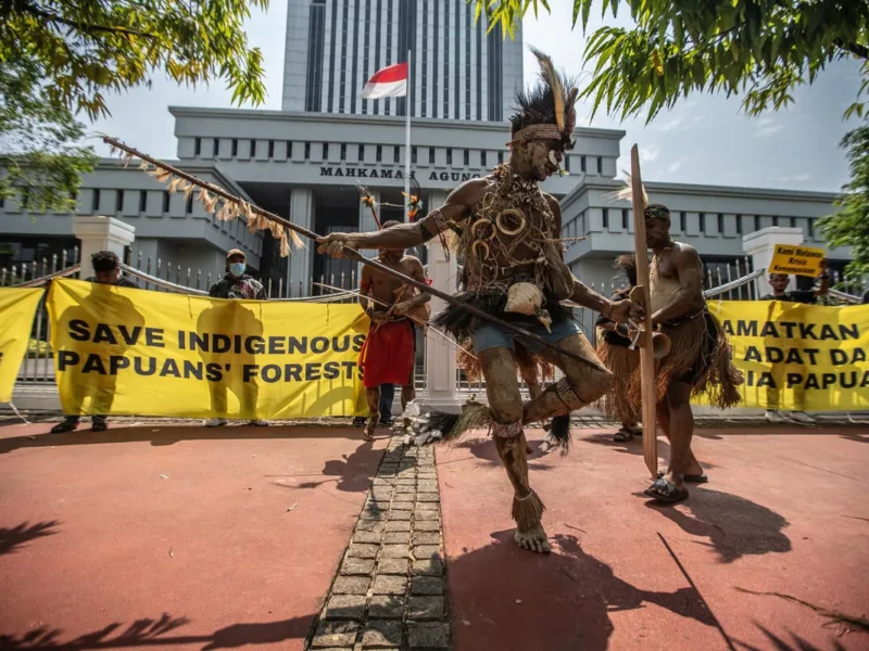 Suku Awyu dan suku Moi melakukan aksi damai di Mahkamah Agung Jakarta Pusat, 27 Mei 2024 lalu. (Foto: Jurnasyanto Sukarno / Greenpeace)