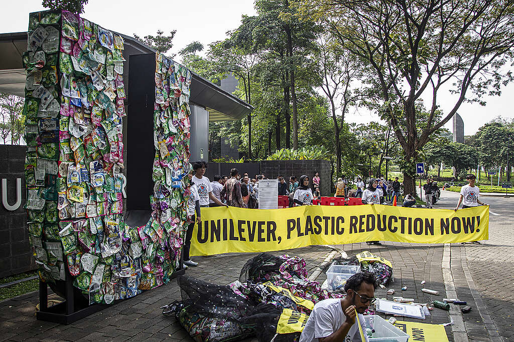 Aktivis lingkungan melakukan audit sampah plastik, Jakarta, 20 Juni 2024. (Greenpeace Indonesia)