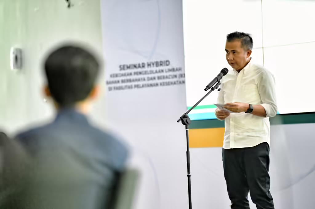 Pj Gubernur Jawa Barat Bey Machmudin membuka Seminar Kebijakan Pengelolaan Limbah Bahan Berbahaya dan Beracun (B3) di Fasilitas Pelayanan Kesehatan, di aula kantor Dinas Lingkungan Hidup Provinsi Jawa Barat, Kota Bandung, Selasa (30/7/2024). (Foto: Biro Adpim Jabar)