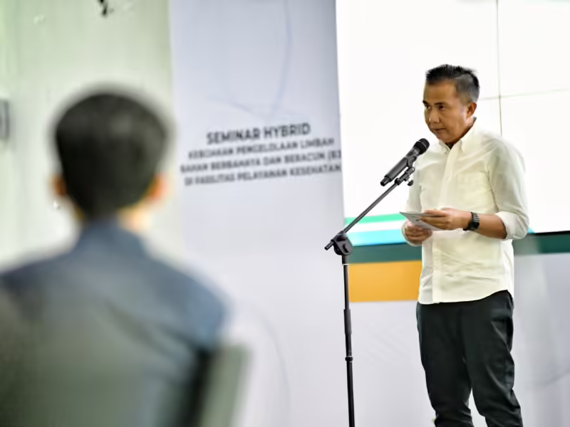 Pj Gubernur Jawa Barat Bey Machmudin membuka Seminar Kebijakan Pengelolaan Limbah Bahan Berbahaya dan Beracun (B3) di Fasilitas Pelayanan Kesehatan, di aula kantor Dinas Lingkungan Hidup Provinsi Jawa Barat, Kota Bandung, Selasa (30/7/2024). (Foto: Biro Adpim Jabar)