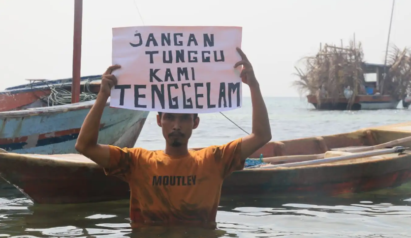 Aksi memperingatkan ancaman tenggelamnya wilayah pesisir di Indonesia. (Foto: WALHI)