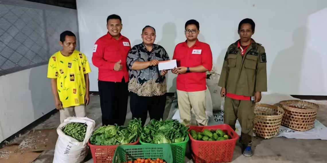 Riset Gita Pertiwi menunjukan bahwa kantong plastik sekali pakai di sejumlah pasar di Solo mencapai 4.452 buah per-harinya.