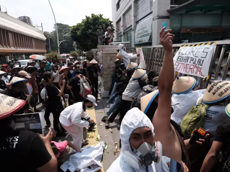 Aksi warga menolak tambang panas bumi. (Foto: Diar Matahari/enternusantara.org)