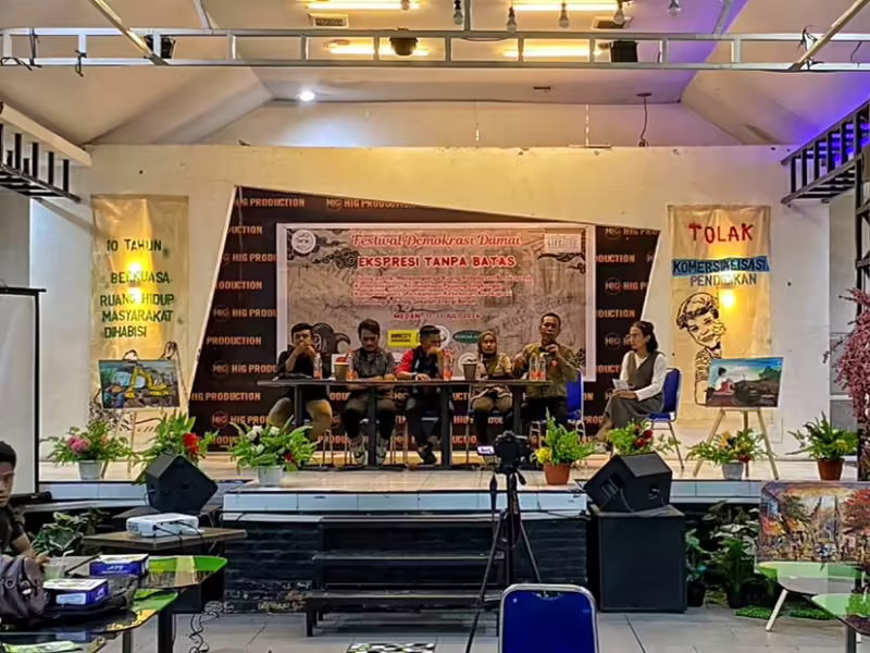 Diskusi publik tentang kriminalisasi pejuang lingkungan yang digelar Yayasan Srikandi Lestari (YSL) bersama dengan Climate Justice Indonesia di Jalan Gagak Hitam No 19, Medan Sunggal (Ayam Penyet Jakarta), Jumat (12/07/2023). (Foto: Walhi Sumatera Utara)