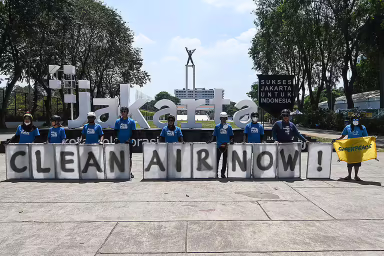 Aksi Greenpeace. Pencemaran senyawa kimia akibat aktivitas manusia memperparah kerusakan lingkungan