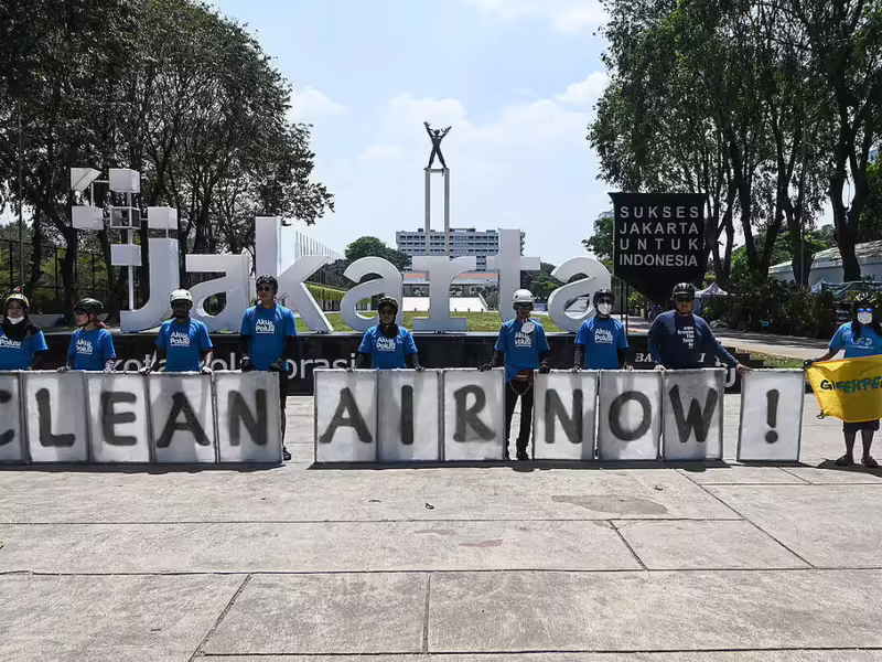 Aksi Greenpeace. Pencemaran senyawa kimia akibat aktivitas manusia memperparah kerusakan lingkungan