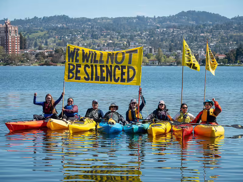 Greenpeace AS mengadakan unjuk rasa menentang perusahaan yang mencoba membungkam para kritikus pada tahun 2023 di Oakland. (© Marlena Sloss / Greenpeace)