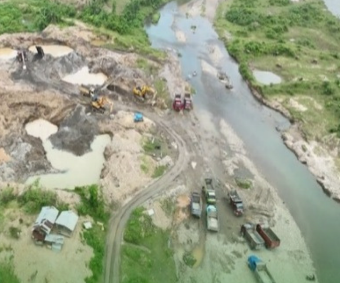 Tambang sirkutil ilegal merusak Sungai Batang Anai. (WALHI Sumatera Barat)