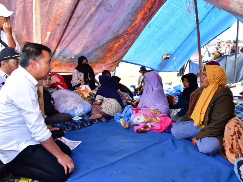 Penjabat Gubernur Jawa Barat Bey Machmudin meninjau korban gempa. (Humas Jabar)