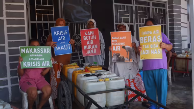 Perempuan makasar menuntut solusi untuk krisis air bersih. (Wahana Lingkungan Hidup Sulawesi)