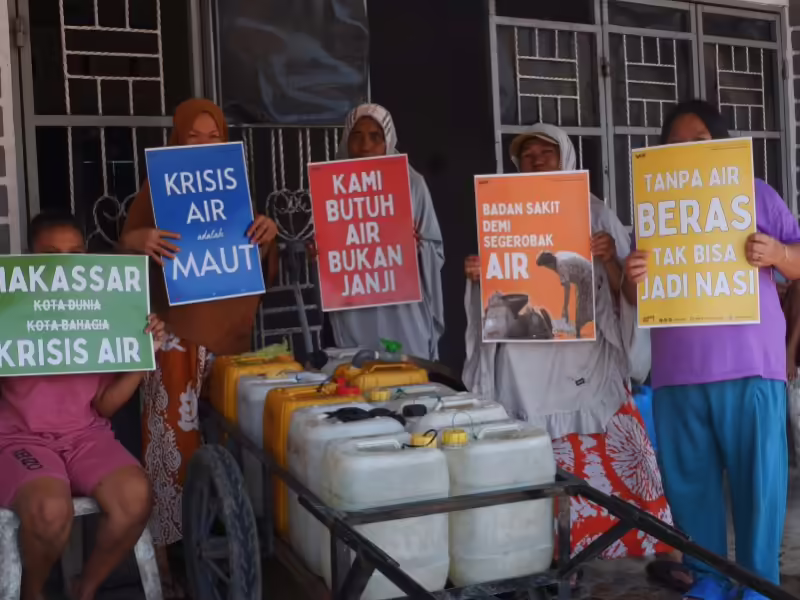 Perempuan makasar menuntut solusi untuk krisis air bersih. (Wahana Lingkungan Hidup Sulawesi)