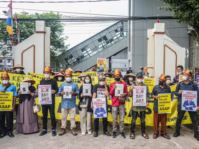 kebakaran hutan Pengunjuk rasa memegang spanduk saat beraksi di depan Pengadilan Negeri Palembang, Sumatera Selatan. (Foto: Abriansyah Liberto/Greenpeace)