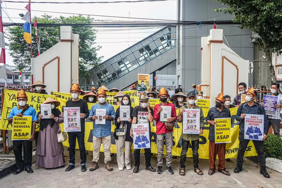kebakaran hutan Pengunjuk rasa memegang spanduk saat beraksi di depan Pengadilan Negeri Palembang, Sumatera Selatan. (Foto: Abriansyah Liberto/Greenpeace)