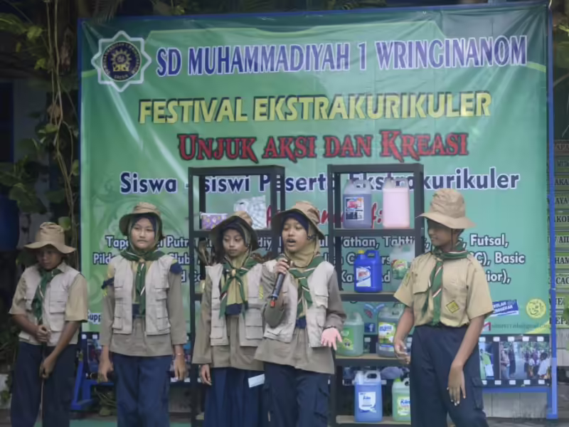 SD Muhammadiyah 1 Wringinanom mendukung pengurangan sampah plastik sachet. (AZWI)