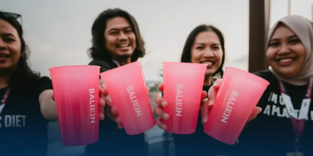 Penerapan kemasan guna ulang di MotoGP Mandalika 2024. (Sumber Foto: AZWI) 
