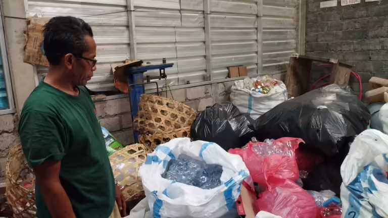 Bank sampah dibangun dengan tujuan agar masyarakat dapat memilah sampahnya.