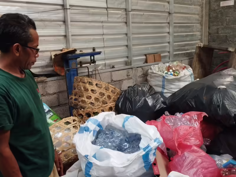 Bank sampah dibangun dengan tujuan agar masyarakat dapat memilah sampahnya.