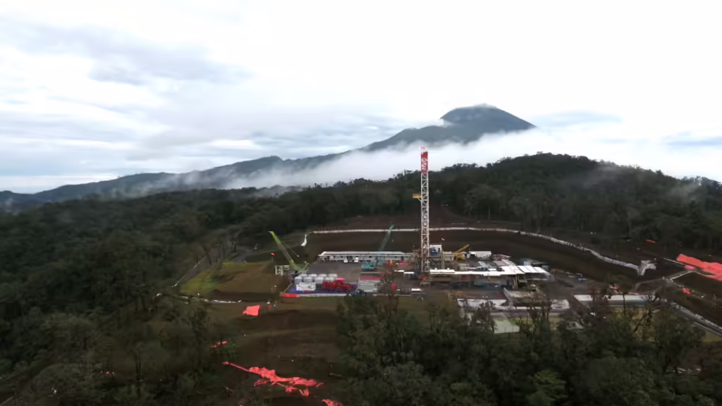 Perusahaan pengembangan panas bumi PT Sejahtera Alam Energy (SAE) akan mulai mengebor sumur keduanya untuk proyek pembangkit listrik tenaga panas bumi Baturraden/Gunung Slamet di Jawa Tengah. [thinkgeoenergy]