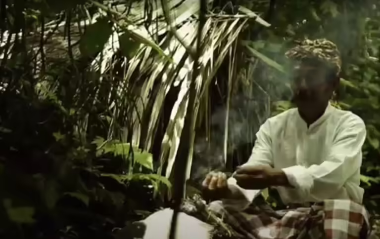 Warja sesepuh kampung adat kuta