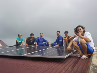 Pemasangan panel surya di LBH Padang. (Enter Nusantara)