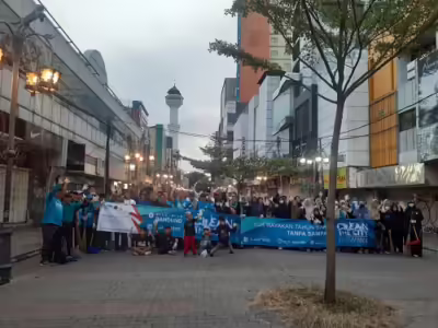 Aksi Clean the City (CTC) 2025 Chapter Bandung bergotong-royong membersihkan sampah tahun baru. (Foto: Clean the City 2025 Chapter Bandung)