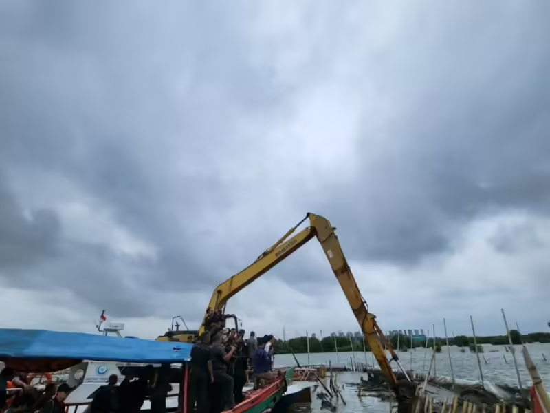 Proses pembongkaran mandiri yang dilakukan PT TRPN terhadap pagar laut di Perairan Pal Jaya, Desa Segarajaya, Kabupaten Bekasi, Selasa (11/2/2025). (Foto: Pemprov Jabar)