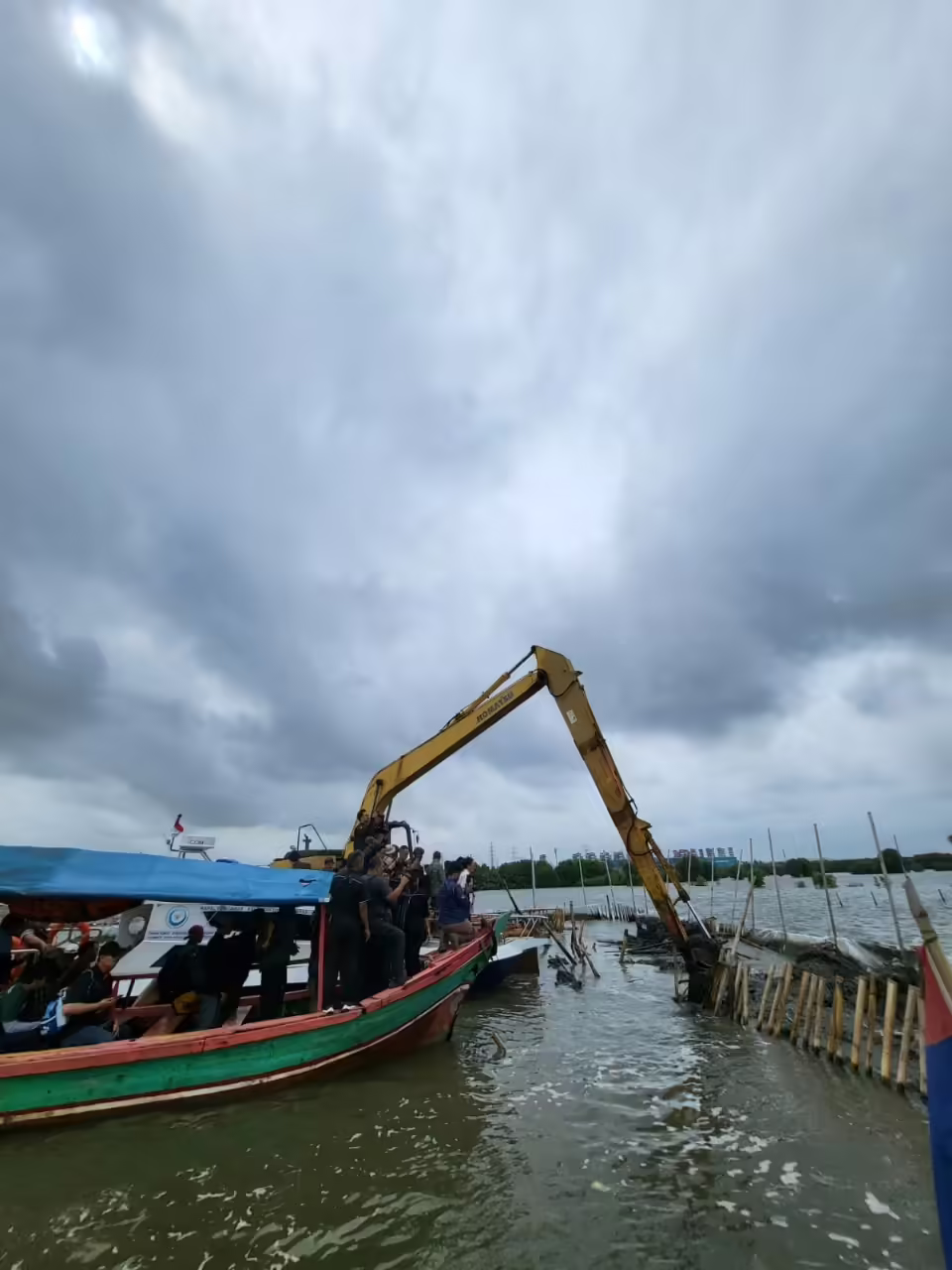 Proses pembongkaran mandiri yang dilakukan PT TRPN terhadap pagar laut di Perairan Pal Jaya, Desa Segarajaya, Kabupaten Bekasi, Selasa (11/2/2025). (Foto: Pemprov Jabar)