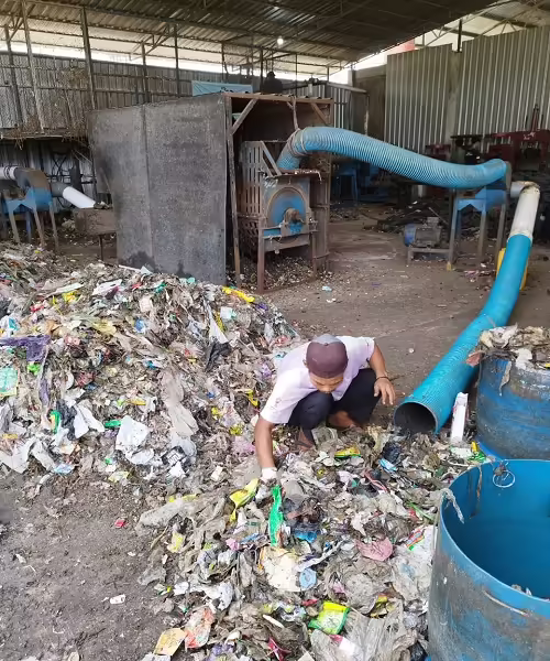 Bahan baku paving plastik di TPA Banyumas. Semua plastik dicampur tidaknada pemilahan.jpeg