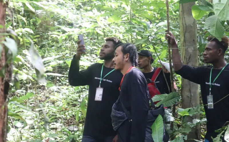 Para peserta pelatihan melakukan praktik menggunakan aplikasi SMART Patrol di hutan Gunung Meja, Manokwari, Papua Barat. (Yayasan EcoNusa/Puti Andini)