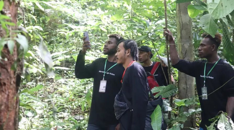 Para peserta pelatihan melakukan praktik menggunakan aplikasi SMART Patrol di hutan Gunung Meja, Manokwari, Papua Barat. (Yayasan EcoNusa/Puti Andini)