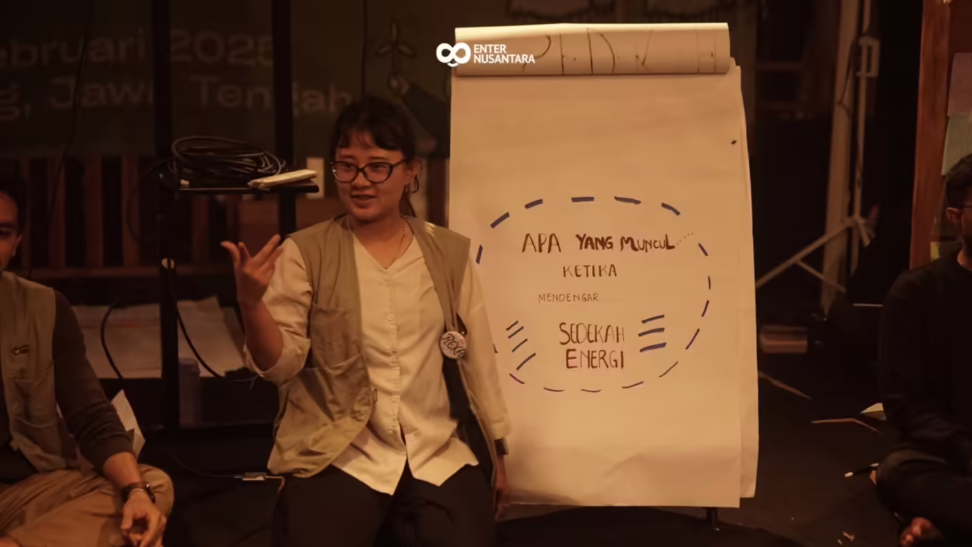 Bengkel Hijrah Iklim 3.0 Reka Maharwati dari Enter Nusantara memberikan materi Sedekah Asik kepada peserta, yang memperkenalkan konsep sedekah energi.