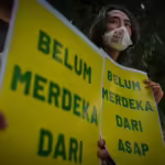 Komunitas pemuda datang ke Pengadilan Negeri Palembang hari ini untuk menghadiri sidang gugatan kabut asap dan menunjukkan dukungan mereka terhadap warga Sumatera Selatan yang menggugat tiga perusahaan atas kabut asap yang sudah berlangsung lama. © Abriansyah Liberto/Greenpeace