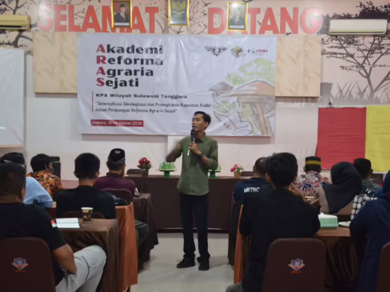 Kepala Departemen POR KPA, Syamsudin Wahid memimpin salah satu sesi pendidikan kader reforma agraria melalui ARAS, Sulawesi. ;Foto: KPA]